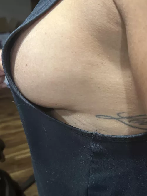 Thursday night side boob ❤️Mia💋