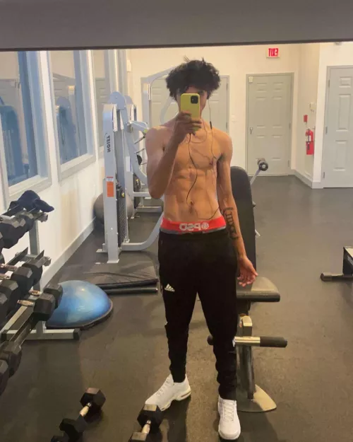 Who tryna link rn 22m for female 👀👀