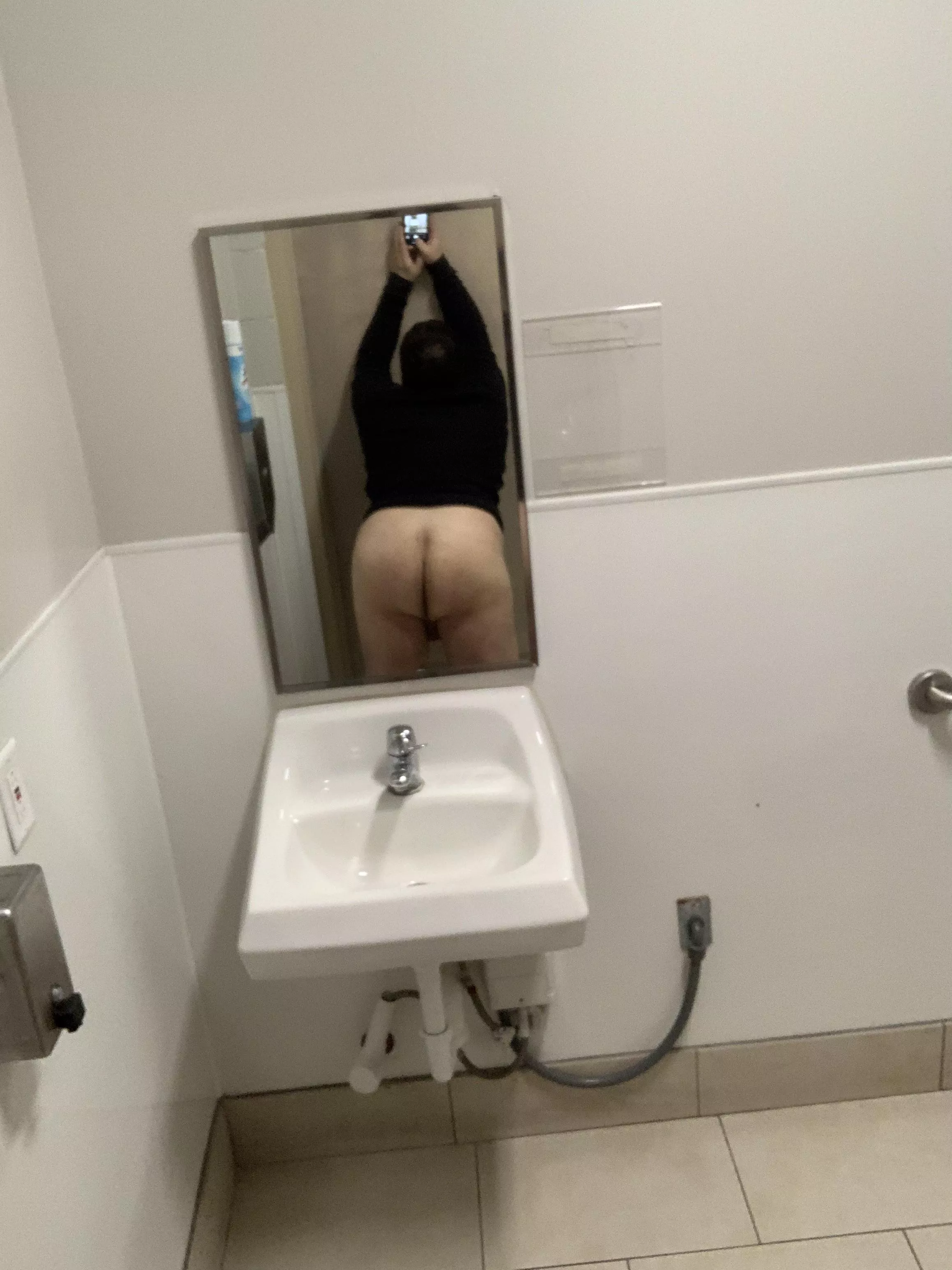 Who wanna play with my ass 😫