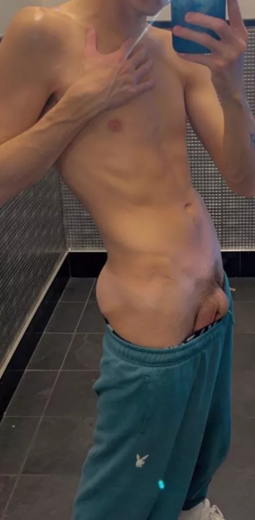 (20) You walk in the locker room and I’m taking this photo … wyd?