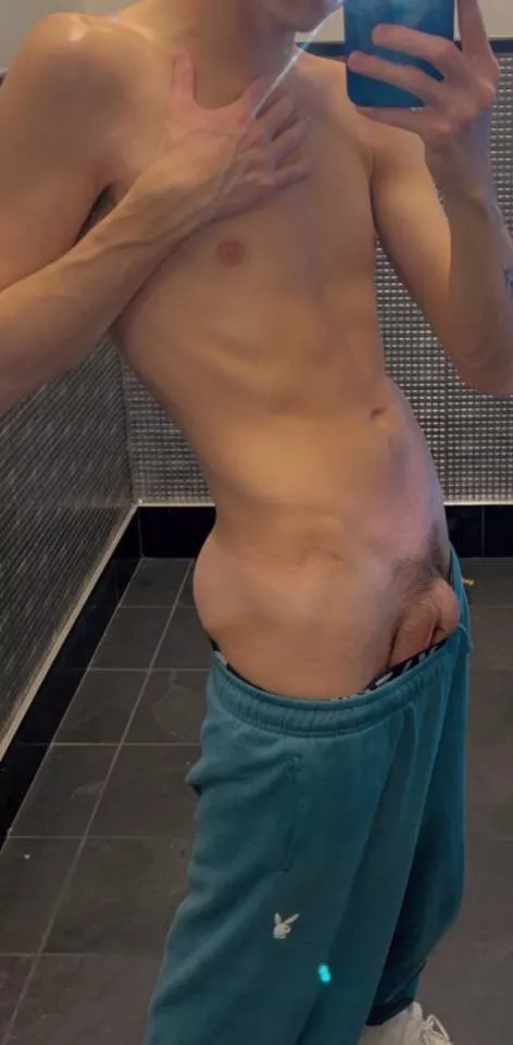 (20) You walk in the locker room and I’m taking this photo … wyd?