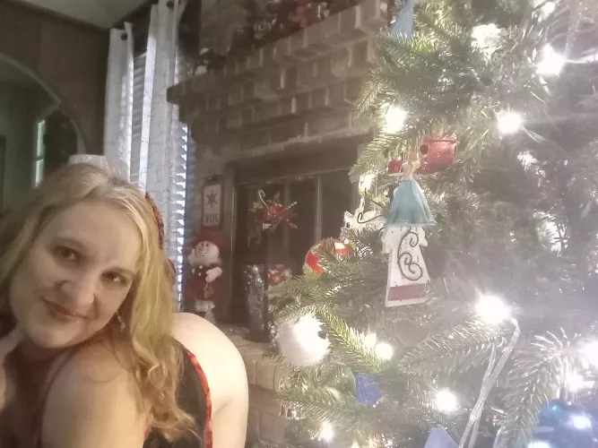 [49] female getting u in holiday mood 