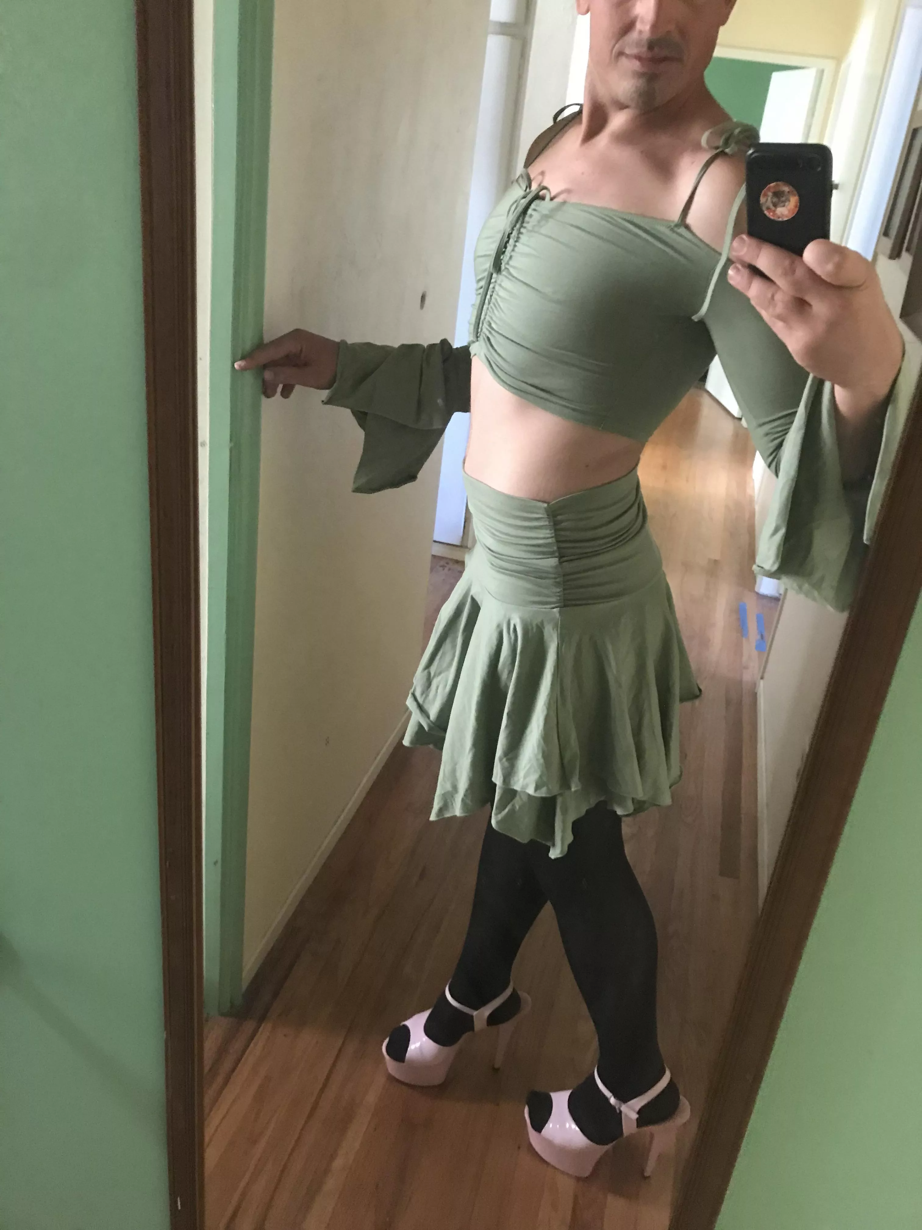 A pretty princess ready to pop away her mind