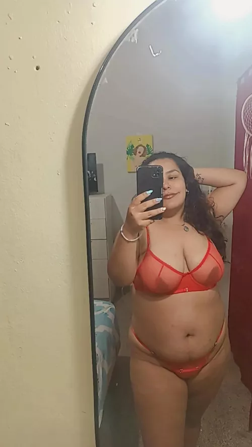 A too hot brunette💋