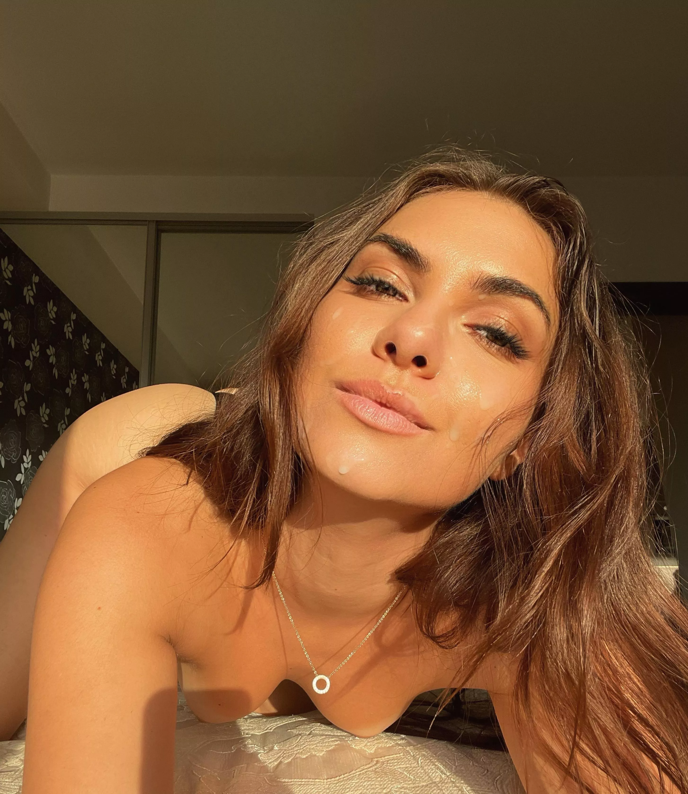 Beautiful, juicy brunette wants to get naughty