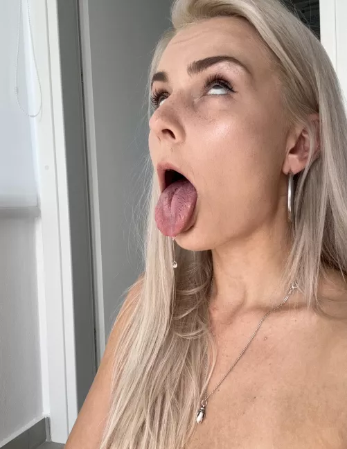 Blondie loves all your cum