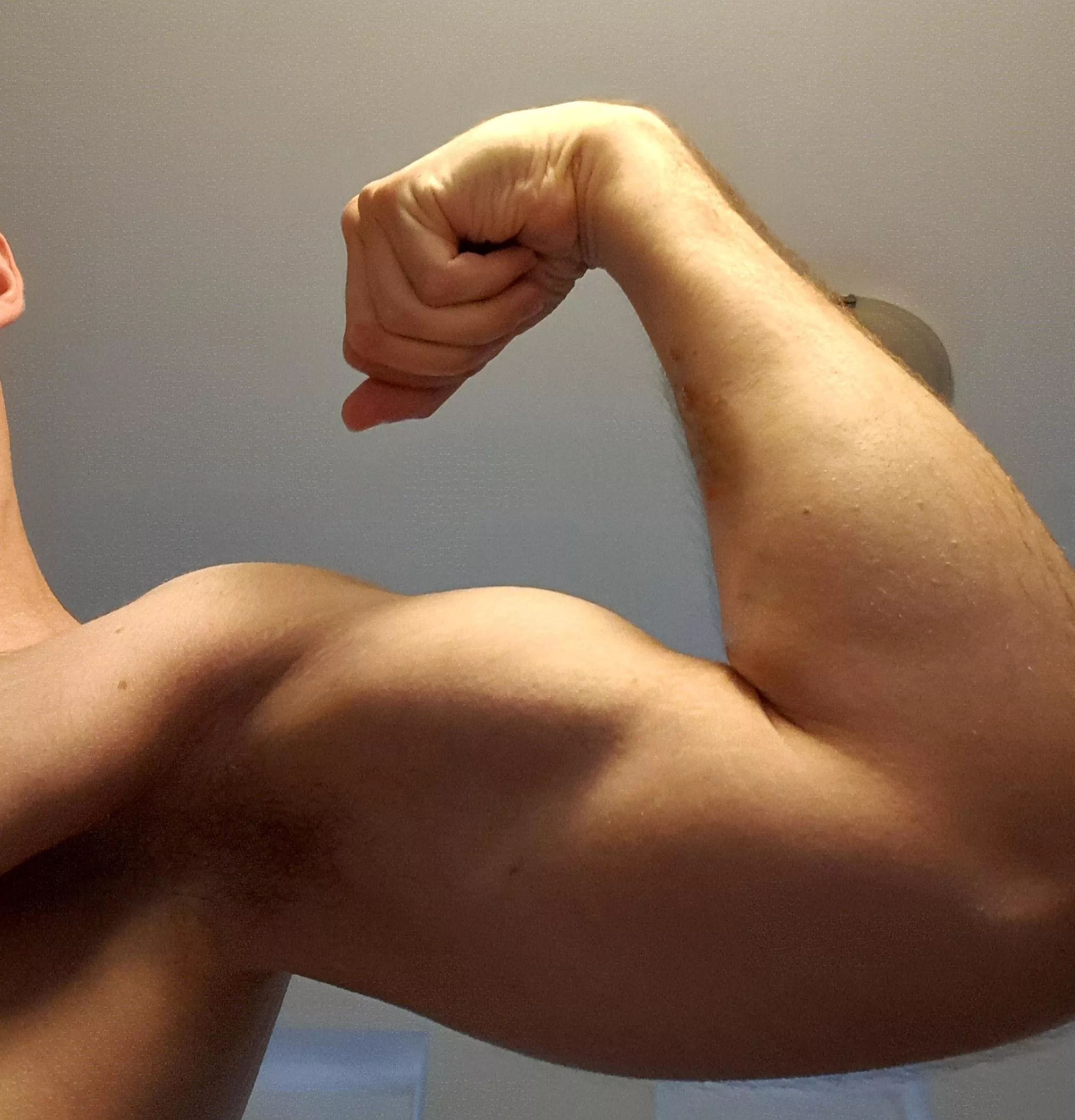 I love muscular guys. 