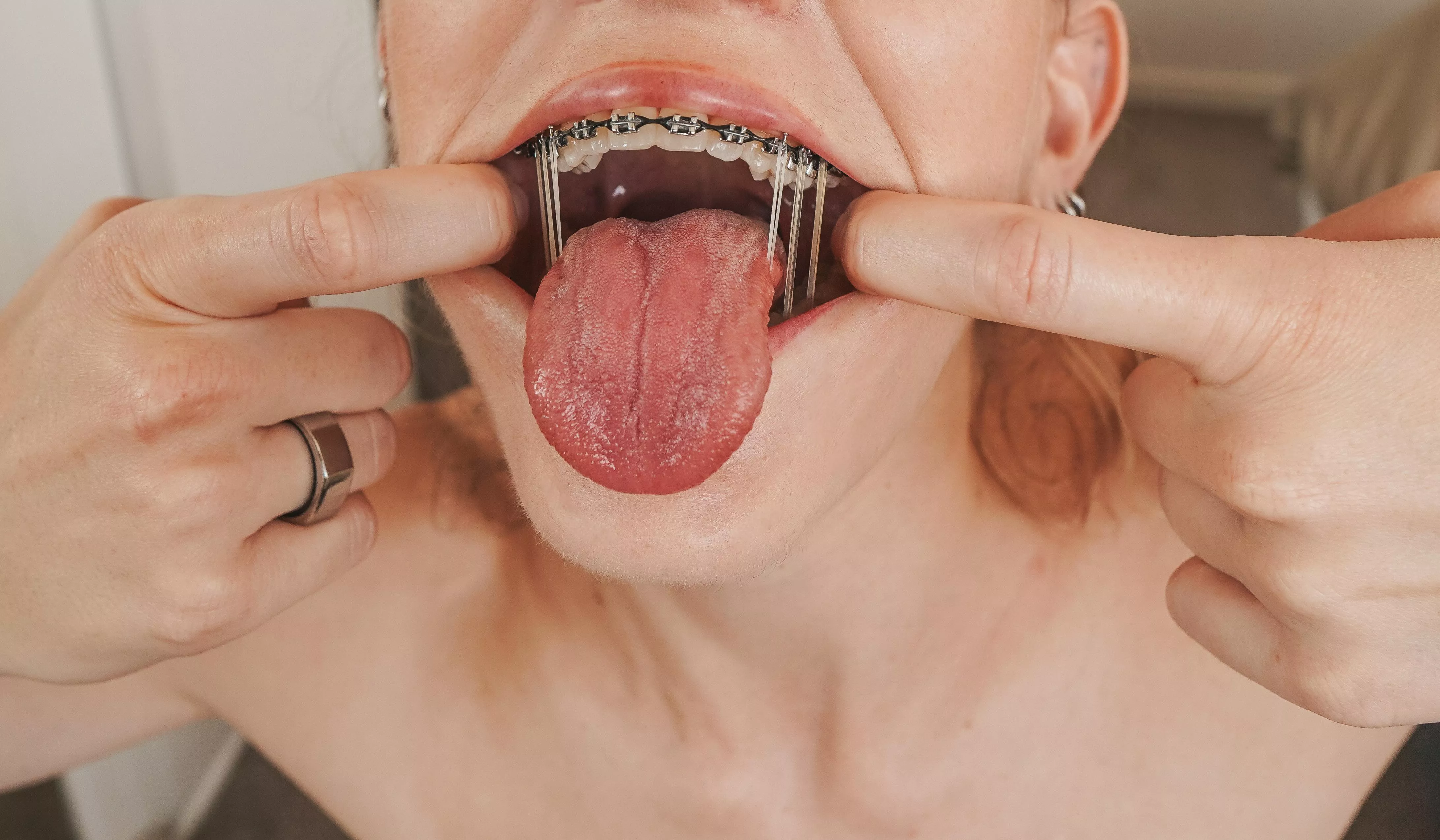 It takes a lot of strength to hold everything open like this, so if you could hurry up and finish, that would be great 👅