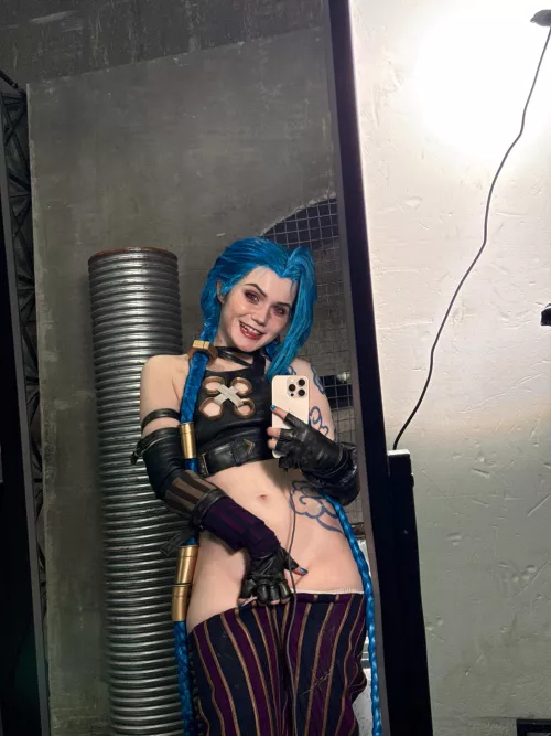 Jinx is in a playful mood! (cosplay by Neyrodesu)