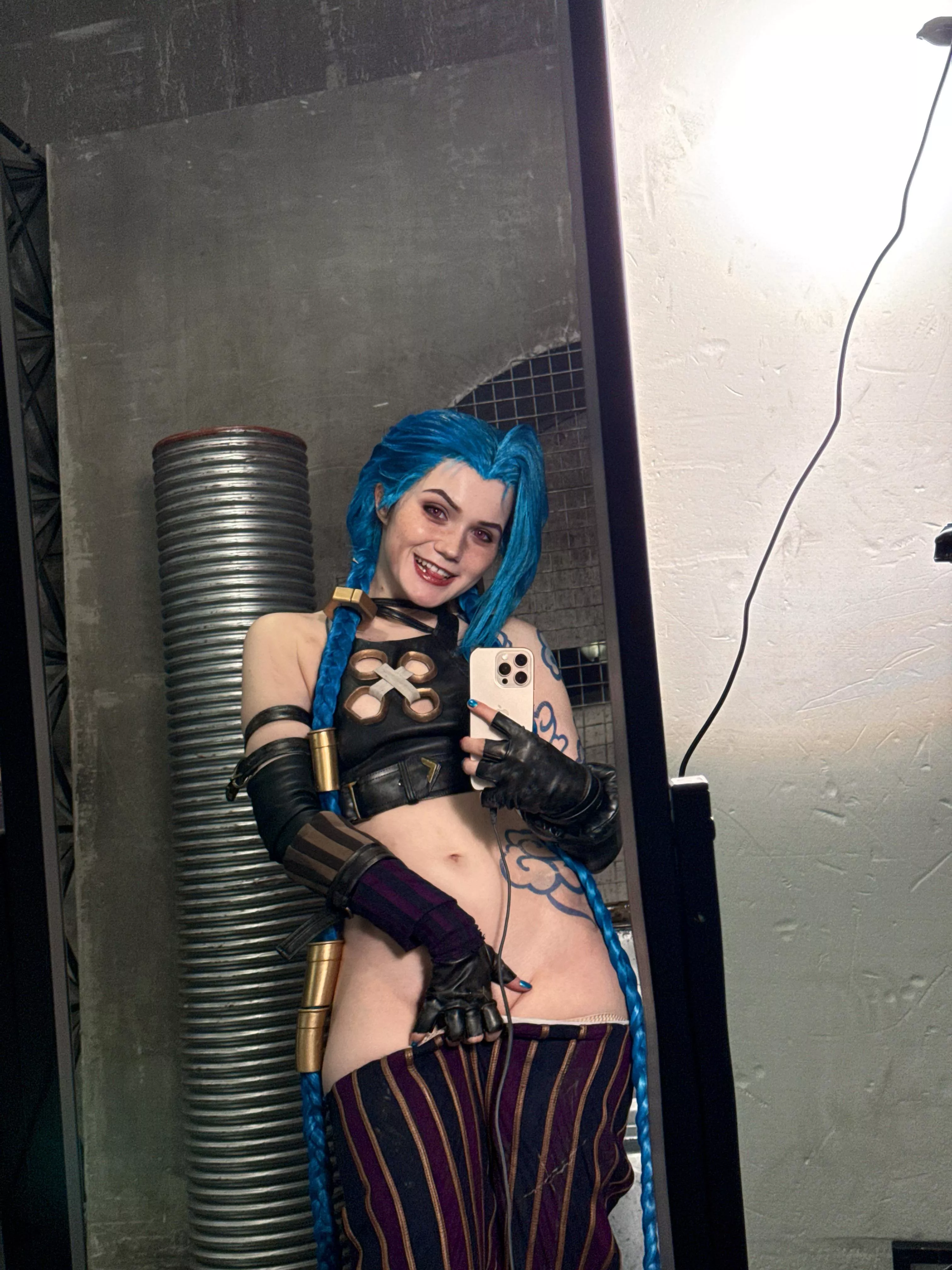 Jinx is in a playful mood! (cosplay by Neyrodesu)