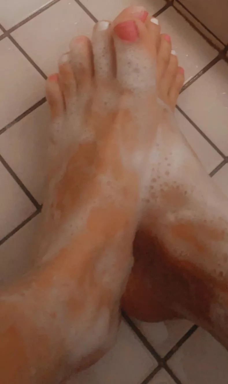 Soapy femboy toes 🧼 