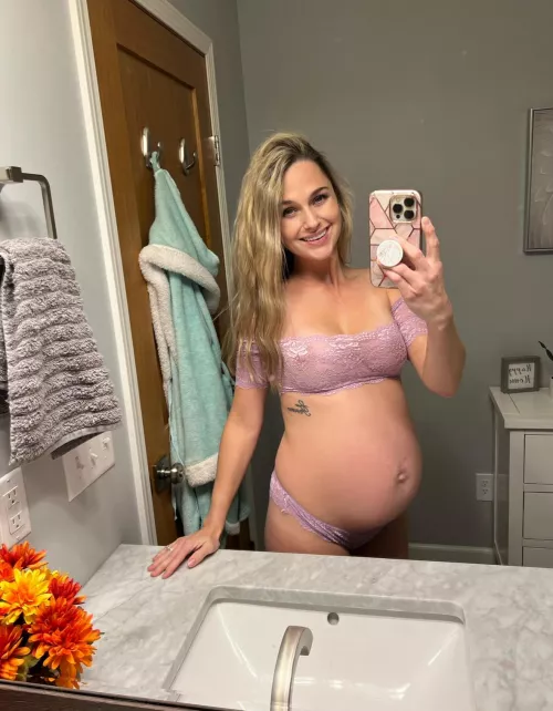 wanna fuck this pregnant lady tonight 