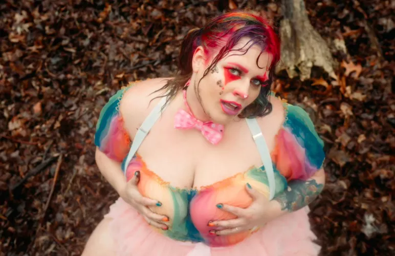 who wants to play with a curvy dirty clown girl