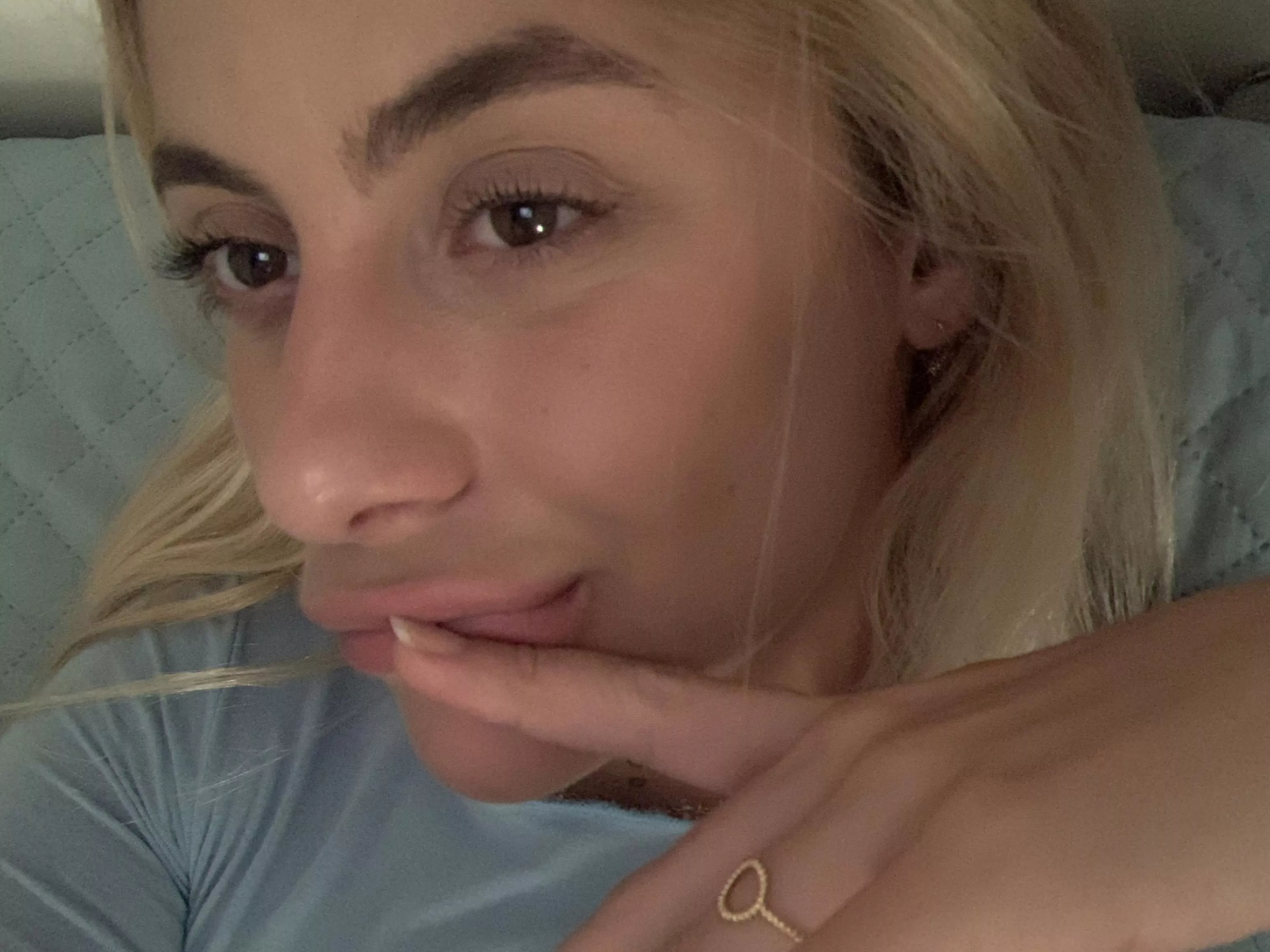 21, alone..my naughty side is on..thinkin' how does it feel to have fun with couple?