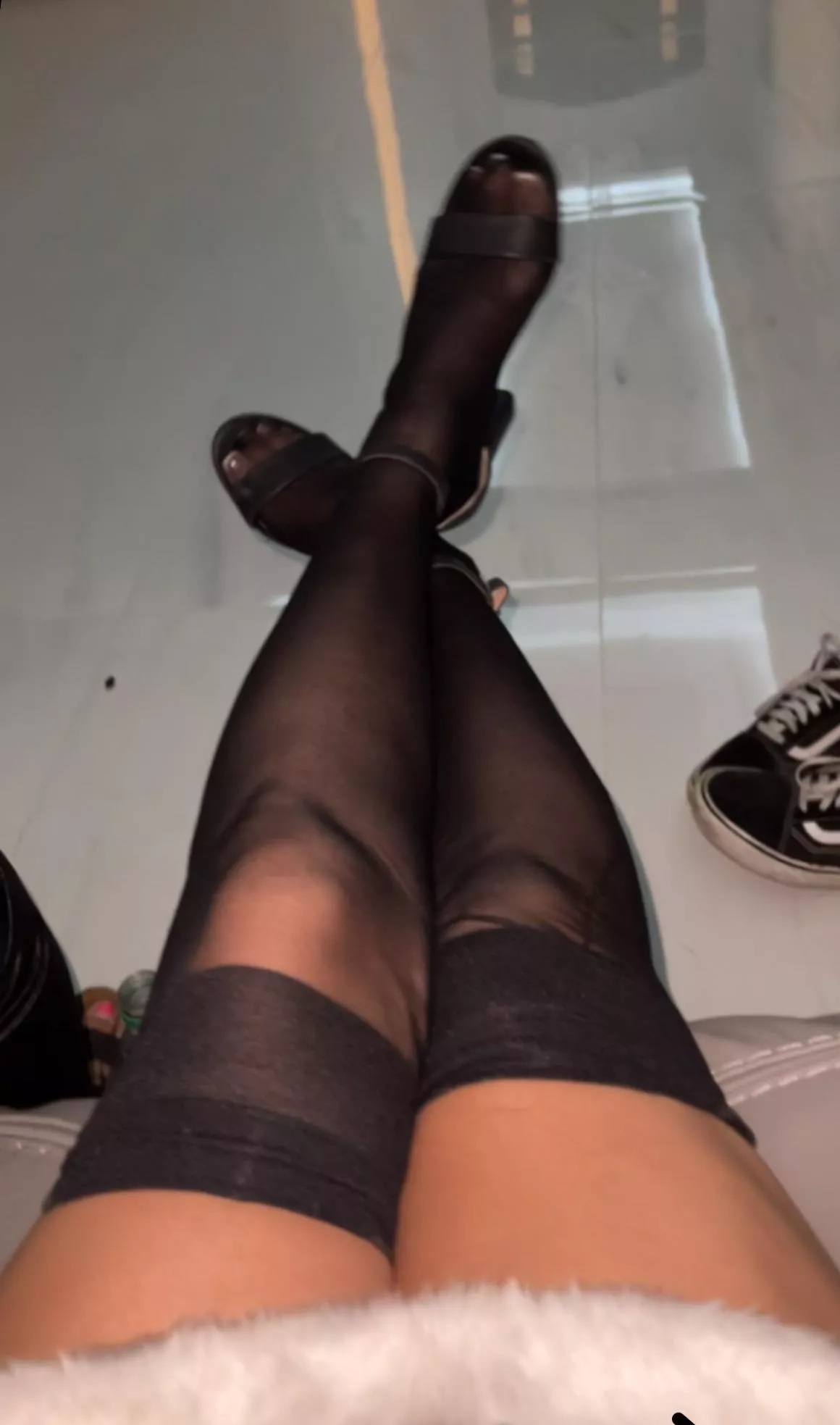 About to shower who wants to see me play with myself 🥵