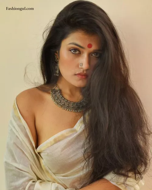 Beautiful diva blouseless gorgeous look