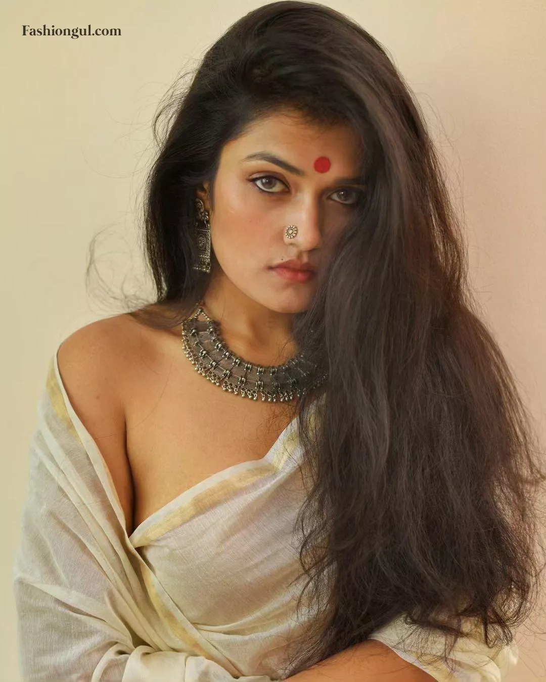 Beautiful diva blouseless gorgeous look