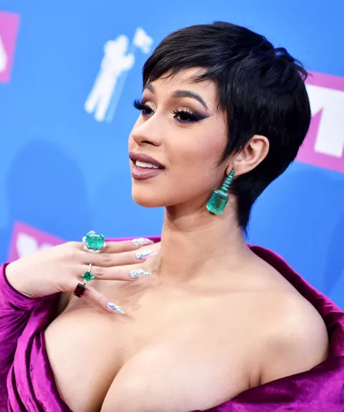 Cardi is so hot / her boobs are so huge 