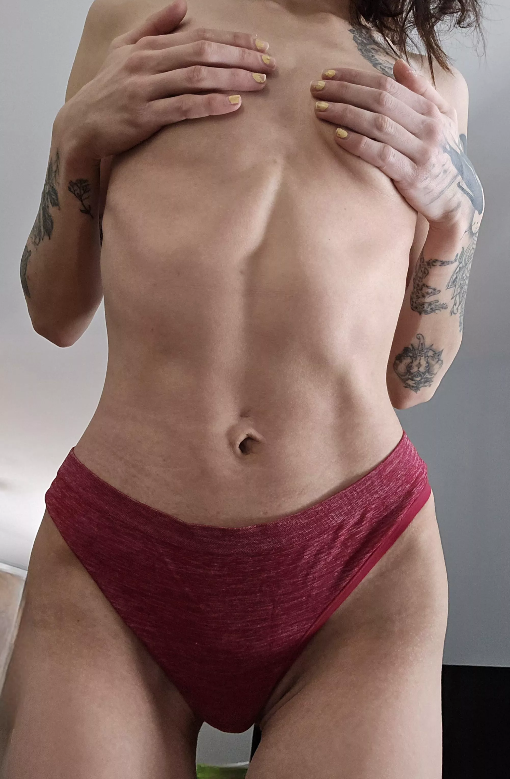 Cum take a peak if you love fit horny milfs