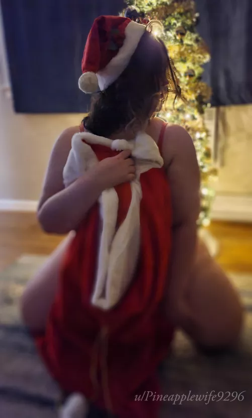 Deck the halls with boughs of holly… and a whole lot of curves 😈💋