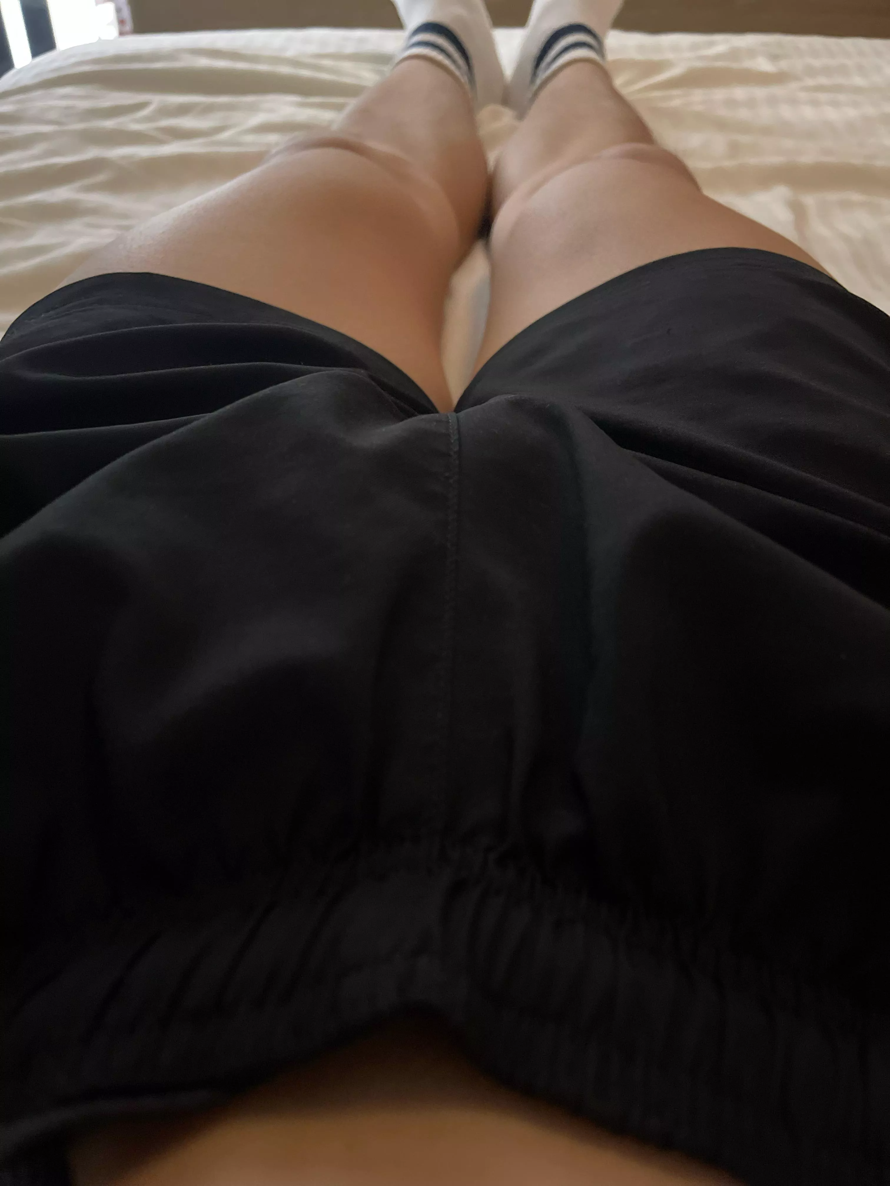 Does anyone know where I can sell feet pics or body pics?:)