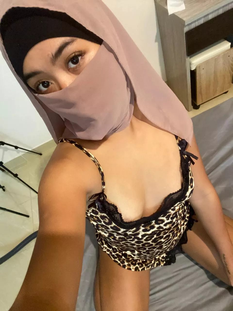 Habibi 18 pakistani here are you an old man? Comment your age below