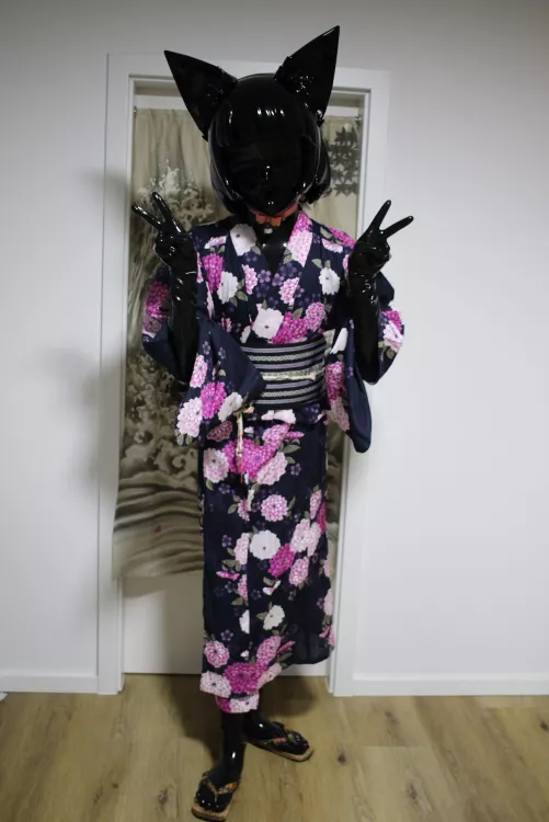 Hi cuties ✌🖤 (📸 + 👘: @drone-0635)