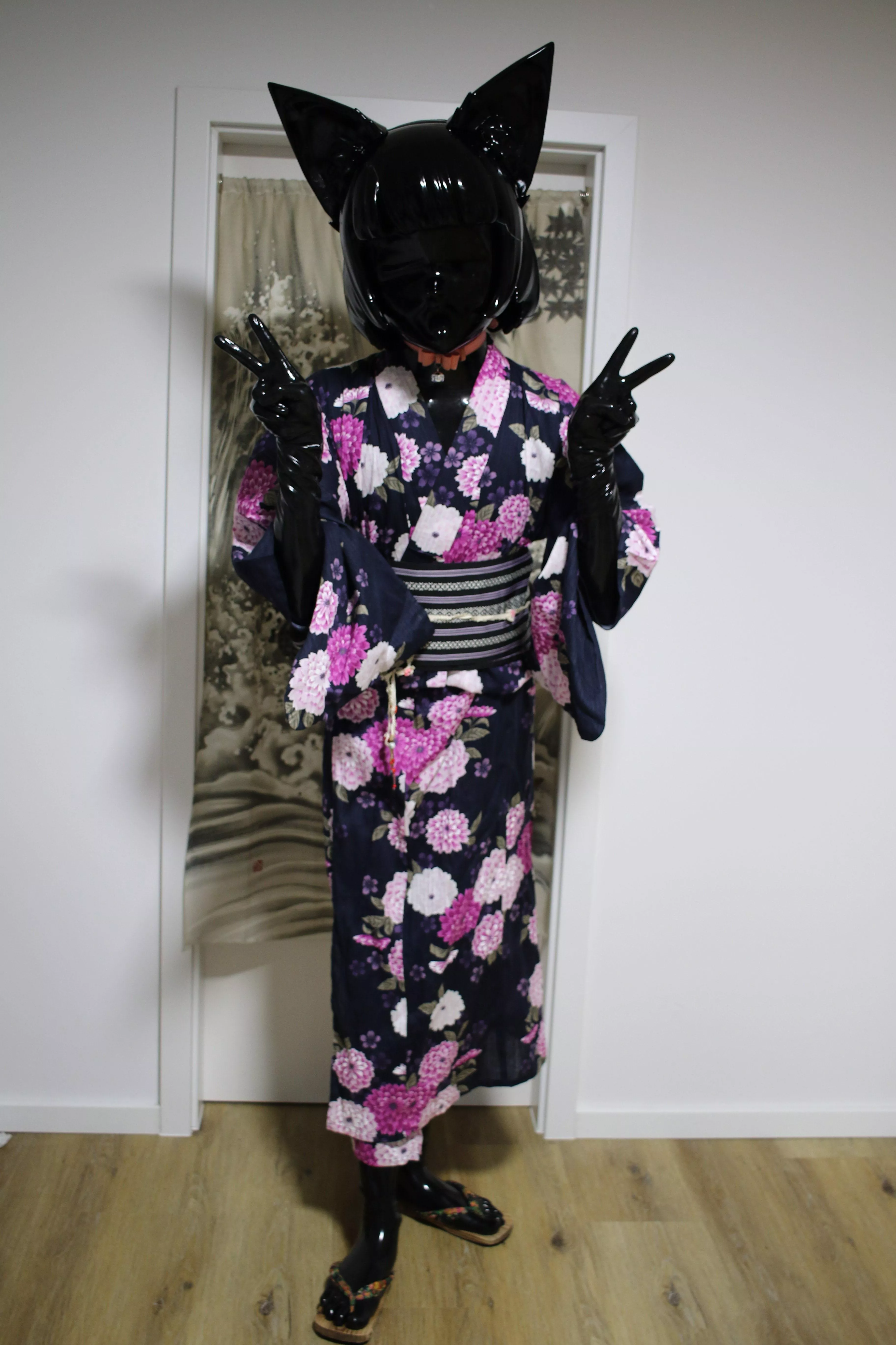 Hi cuties ✌🖤 (📸 + 👘: @drone-0635)