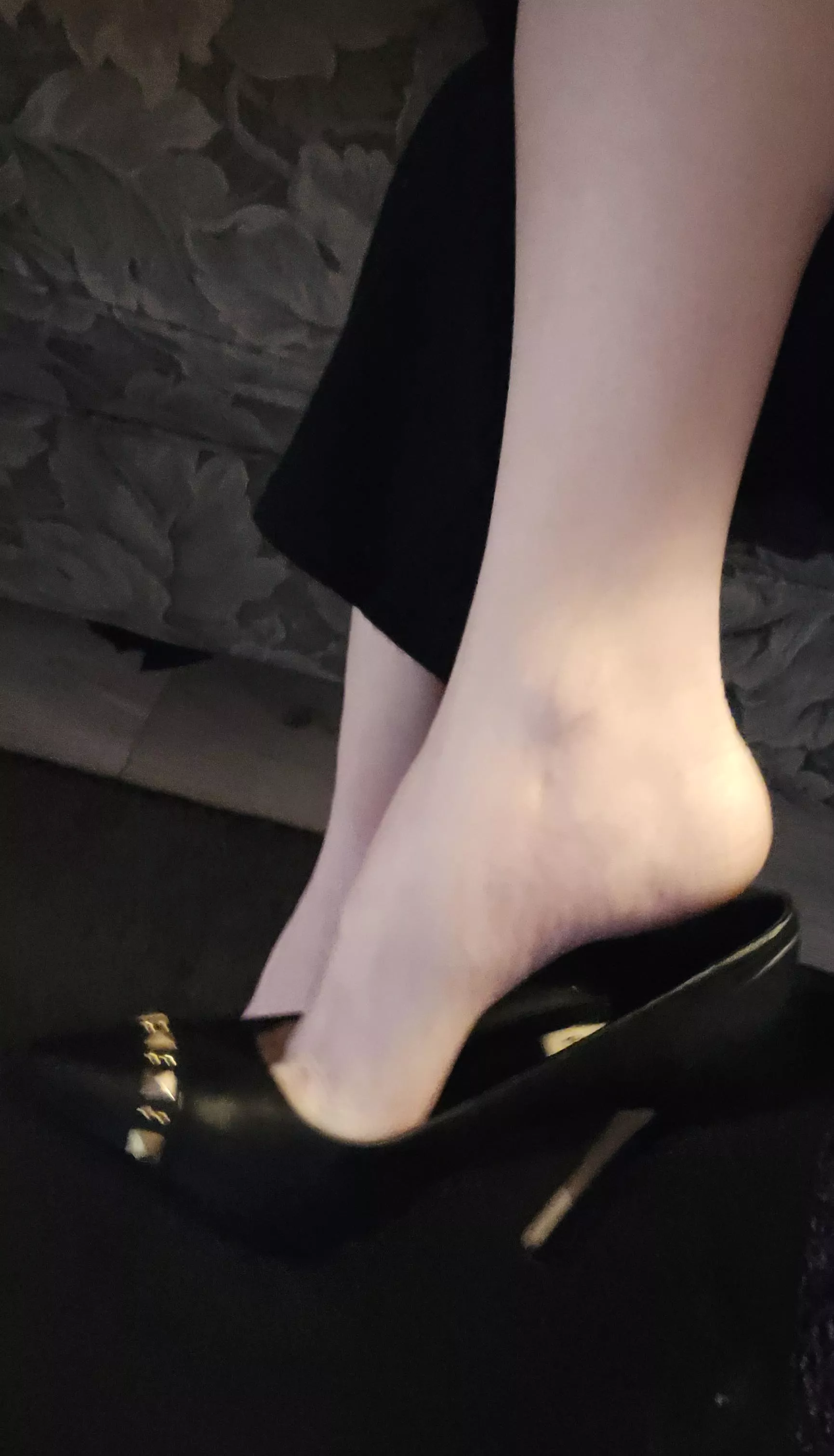 Hmu for 10 for $10 custom feet pics and $15 5 min videos x (paypal only) 