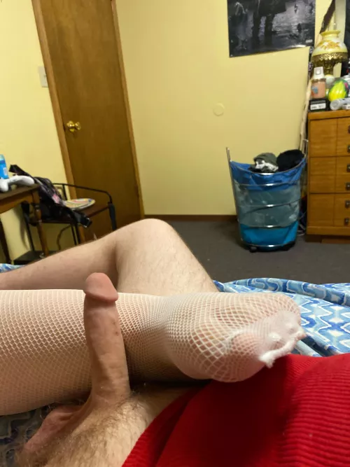 I love his cock next to my feet 👀