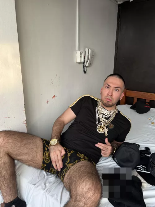 If your fetish is leg hair haha look at me wouldn't you like to have me there with you and touch me?