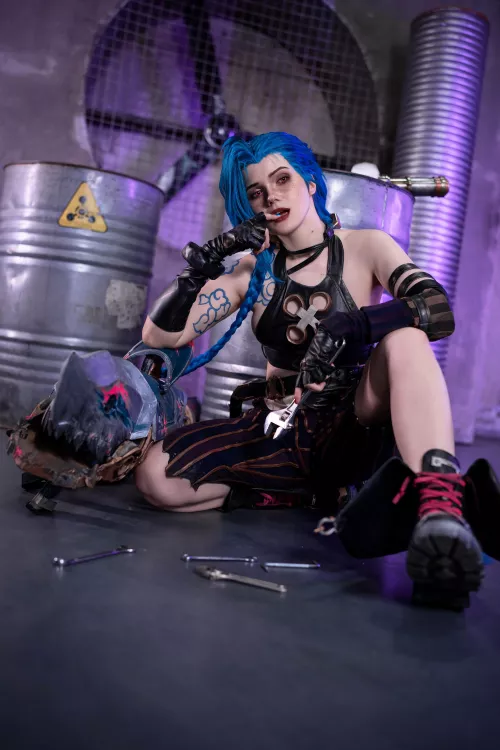 Jinx from League of Legends cosplay by Neyrodesu 
