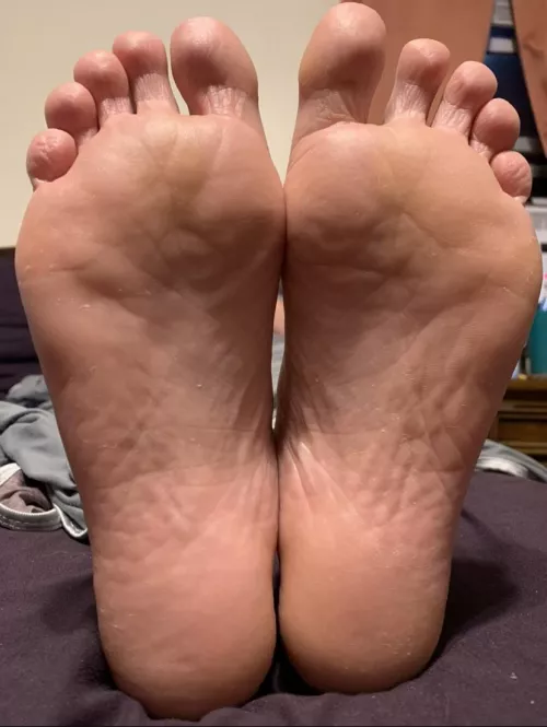 Meaty monday means your mouth needs to be stuffed with my big feet. Salivate over them 🥰💕