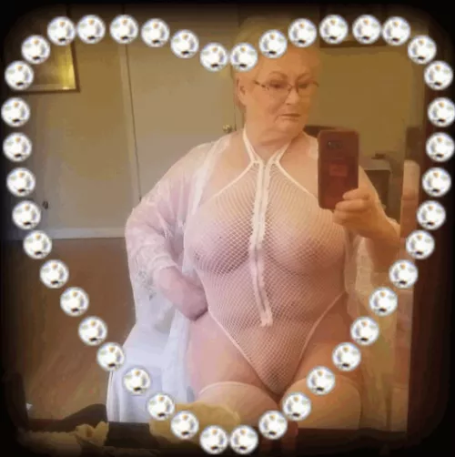 Mirror selfie 73F granny