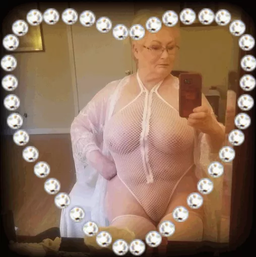 Mirror selfie 73F granny