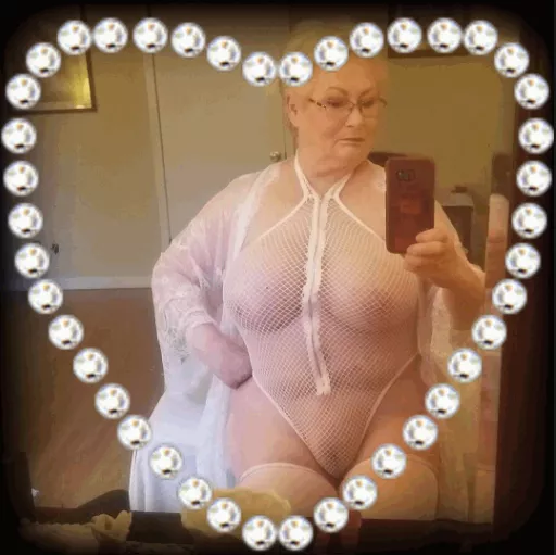 Mirror selfie 73F granny