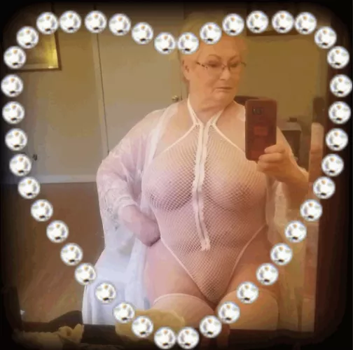 Mirror selfie 73F granny