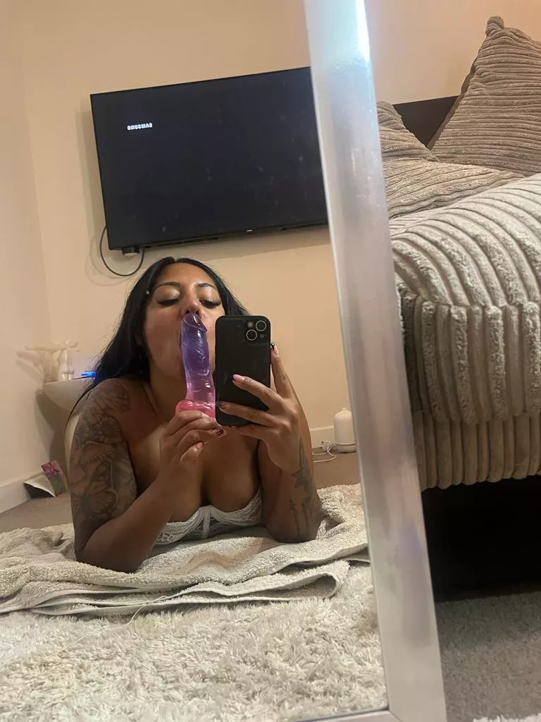 Plans for tonight? I’m shoving this deep in ma pussy! 🥵