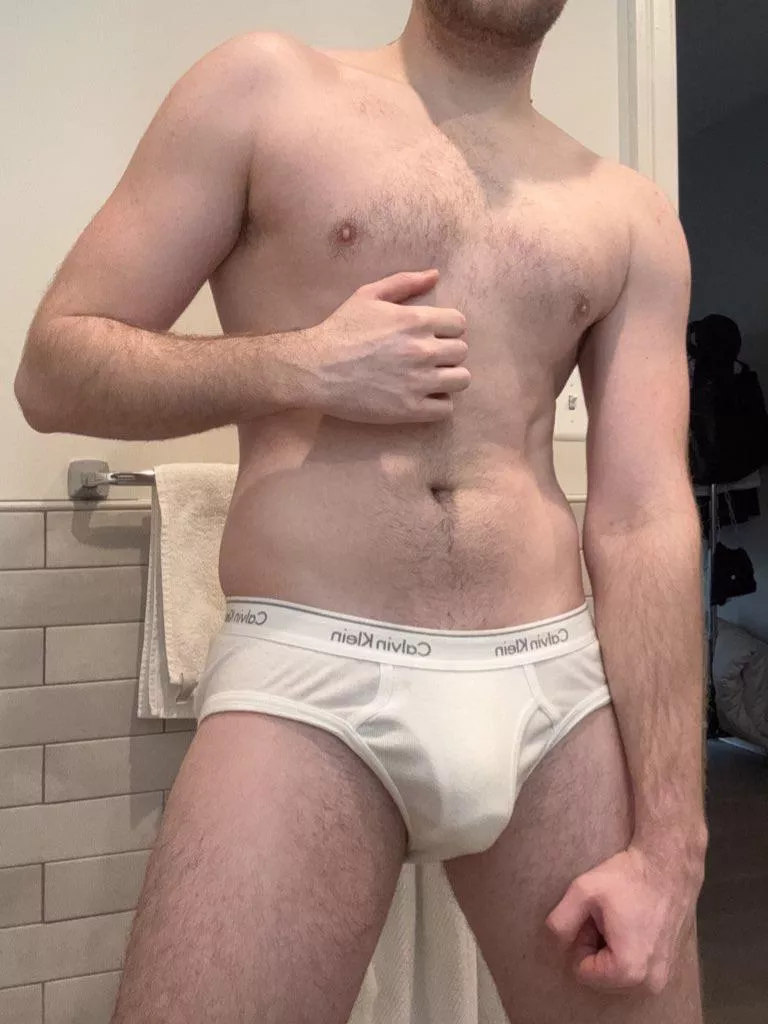 Post workout selfie in my Calvin’s! 🏋️