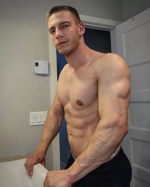 Ready to worship Daddy's muscles 😏..?
