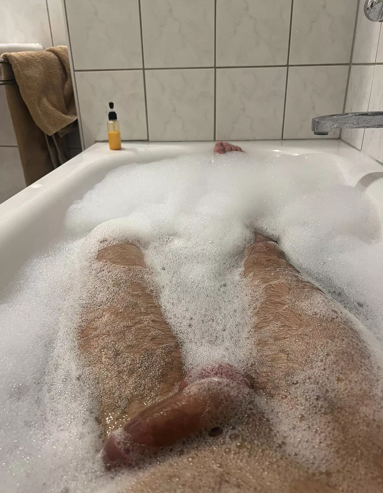 Sleepy in the bathtub 😴 