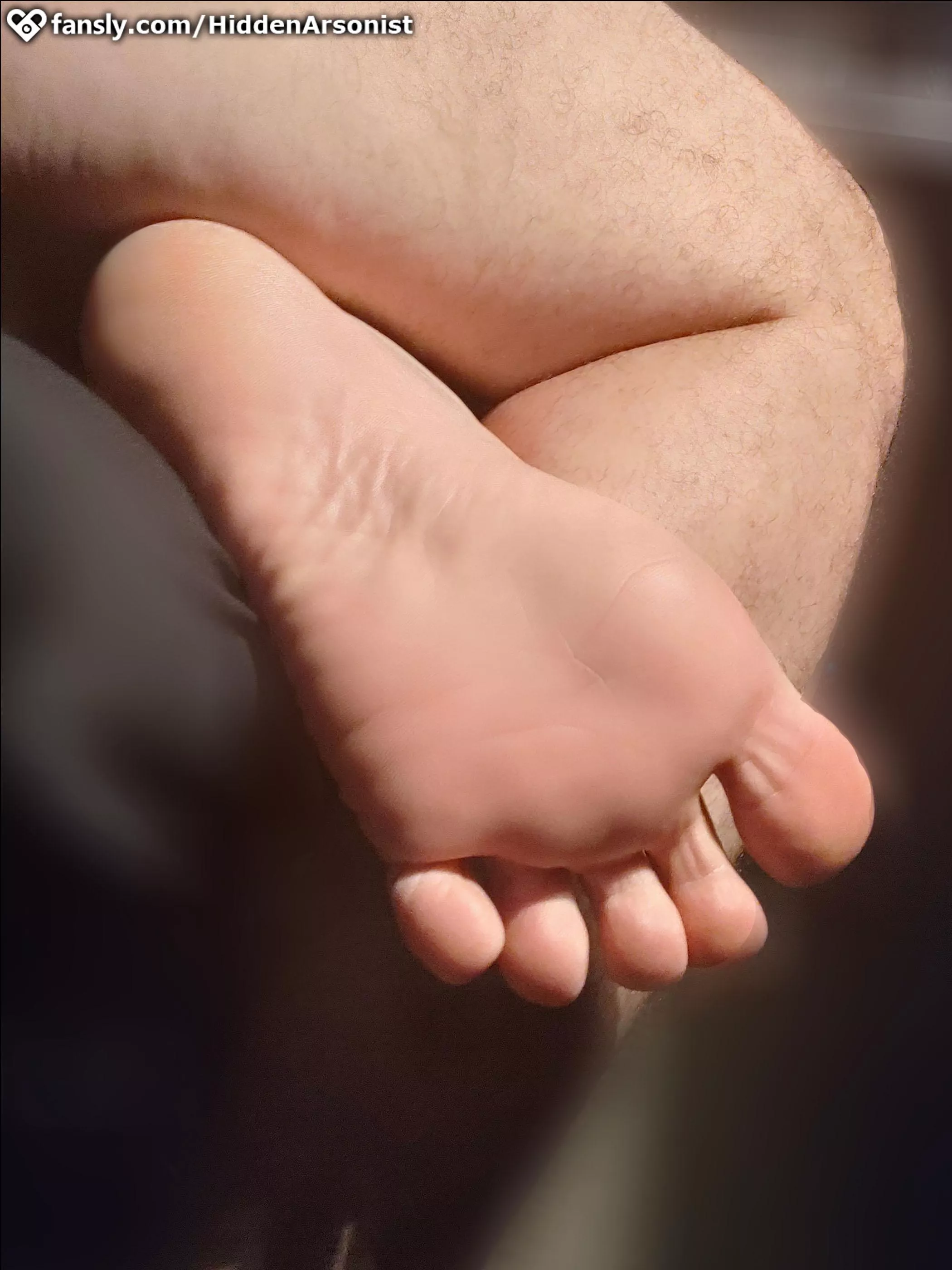 So bored... Someone want to play with my feet? 🥰🥰