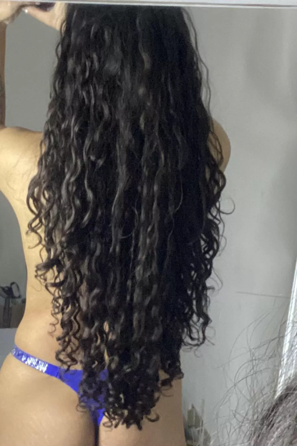 Sometimes I feel like cutting my hair, but I feel like it looks sexy like this.