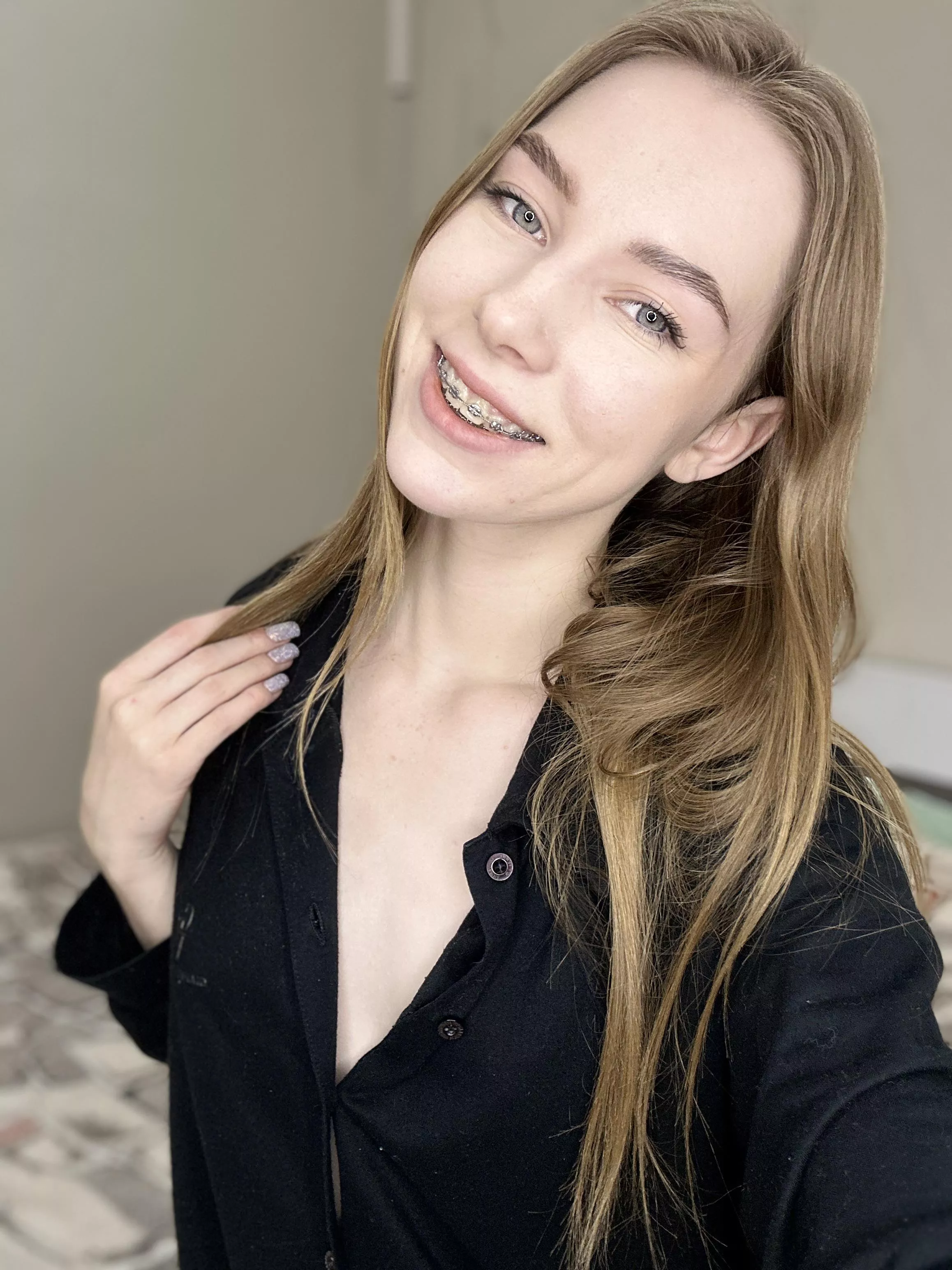 Stare into my gray eyes and tell me yes, I'll cum for you 🩵