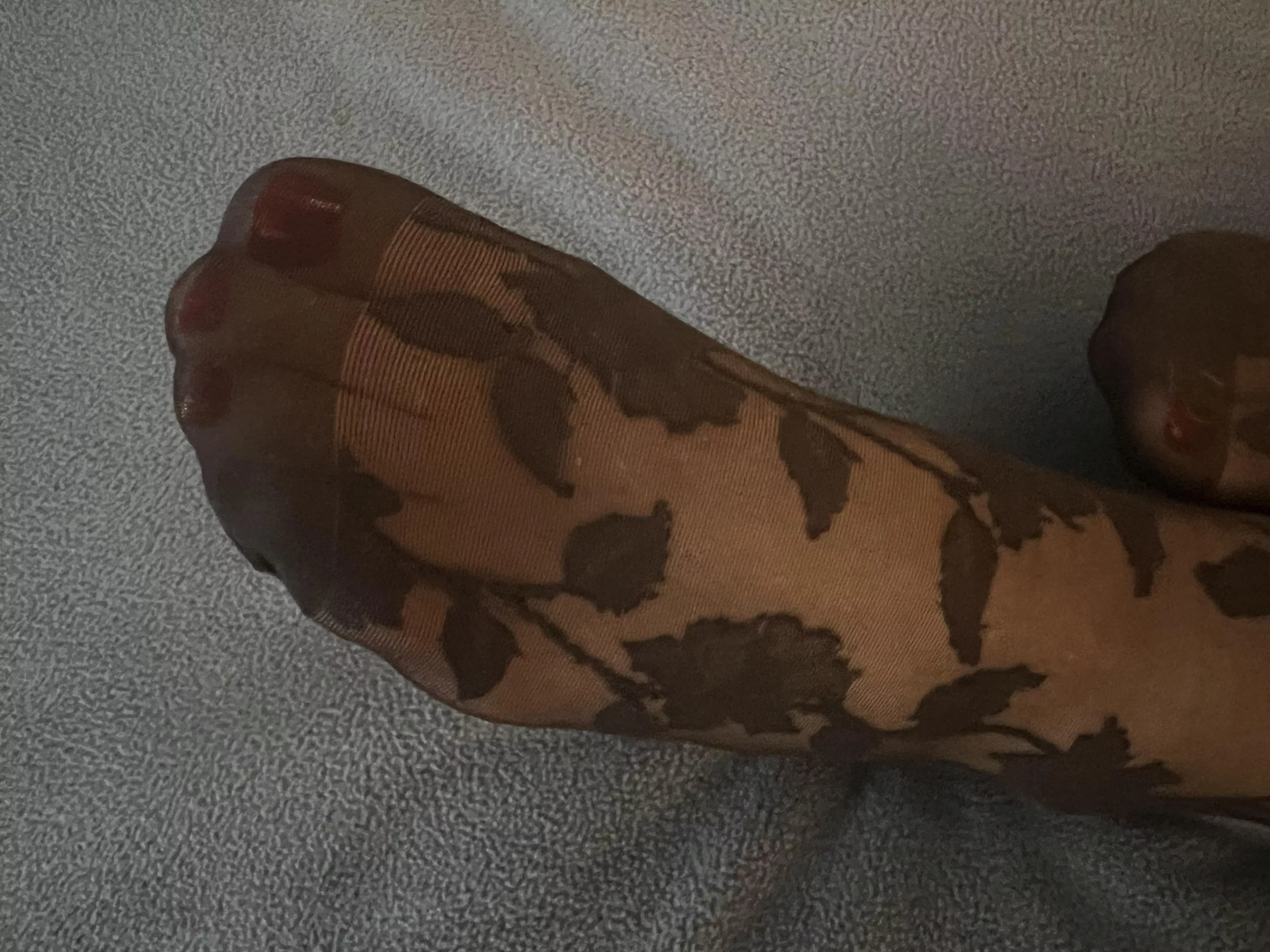 Sweet smelling nylon toes for you tonight 