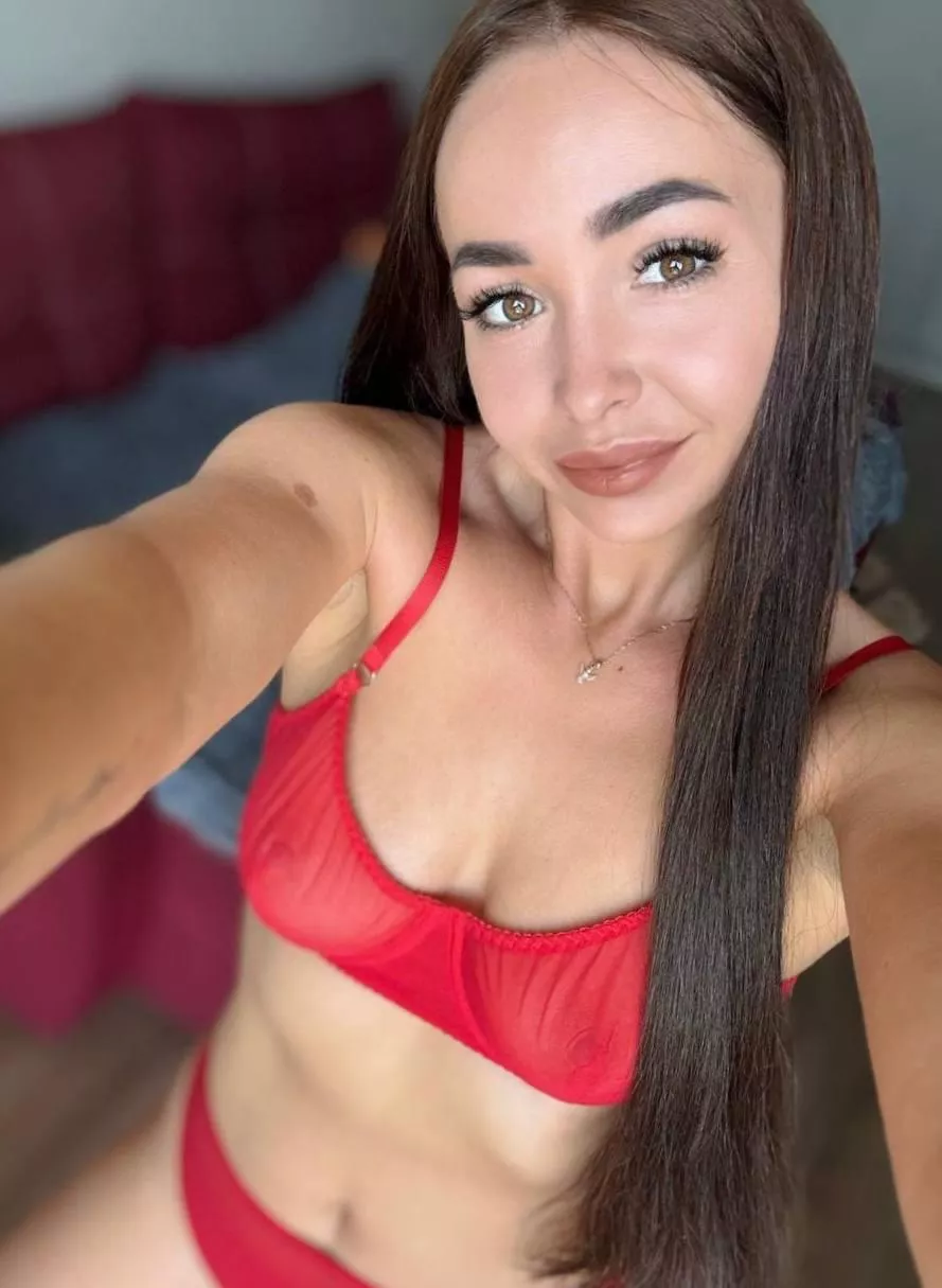 This hot brunette will have you hitting refresh on her page all day long