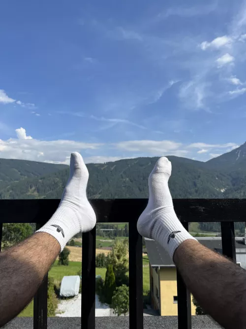 Throwback to the summer days. Who is into hiking? [29]