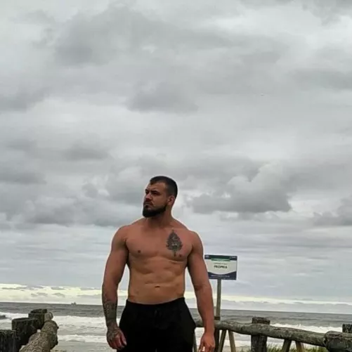 Under g(r)ay skies… rainy worship is my mood today 🌪️