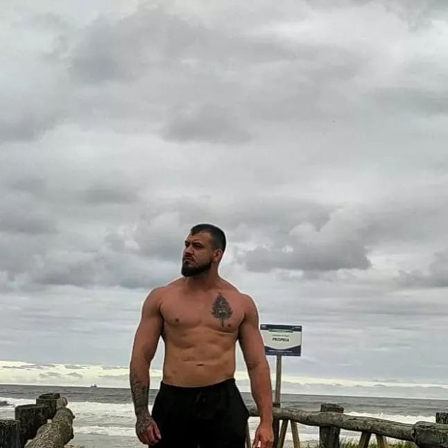 Under g(r)ay skies… rainy worship is my mood today 🌪️