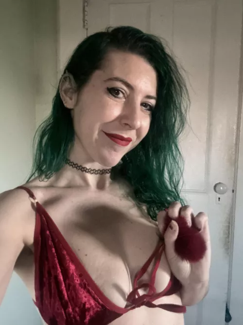 Velvet pom pom selfie